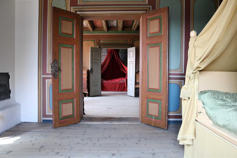 Gamle senger i utstillingen på Herregården