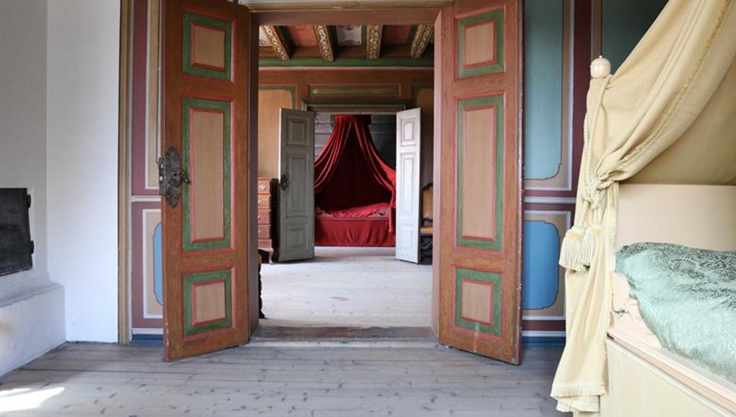 Gamle senger i utstillingen på Herregården