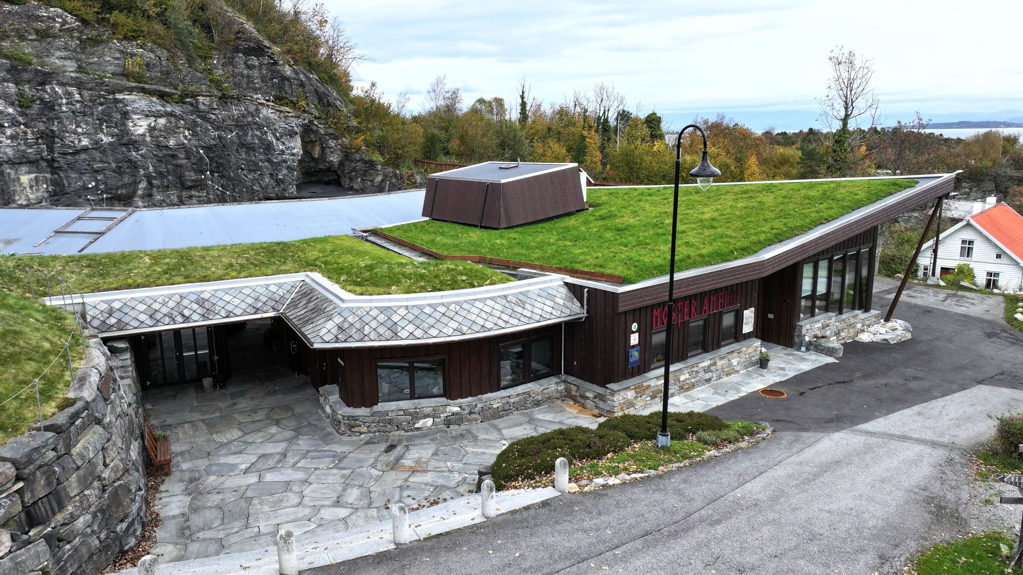 Entrance, Moster Amfi