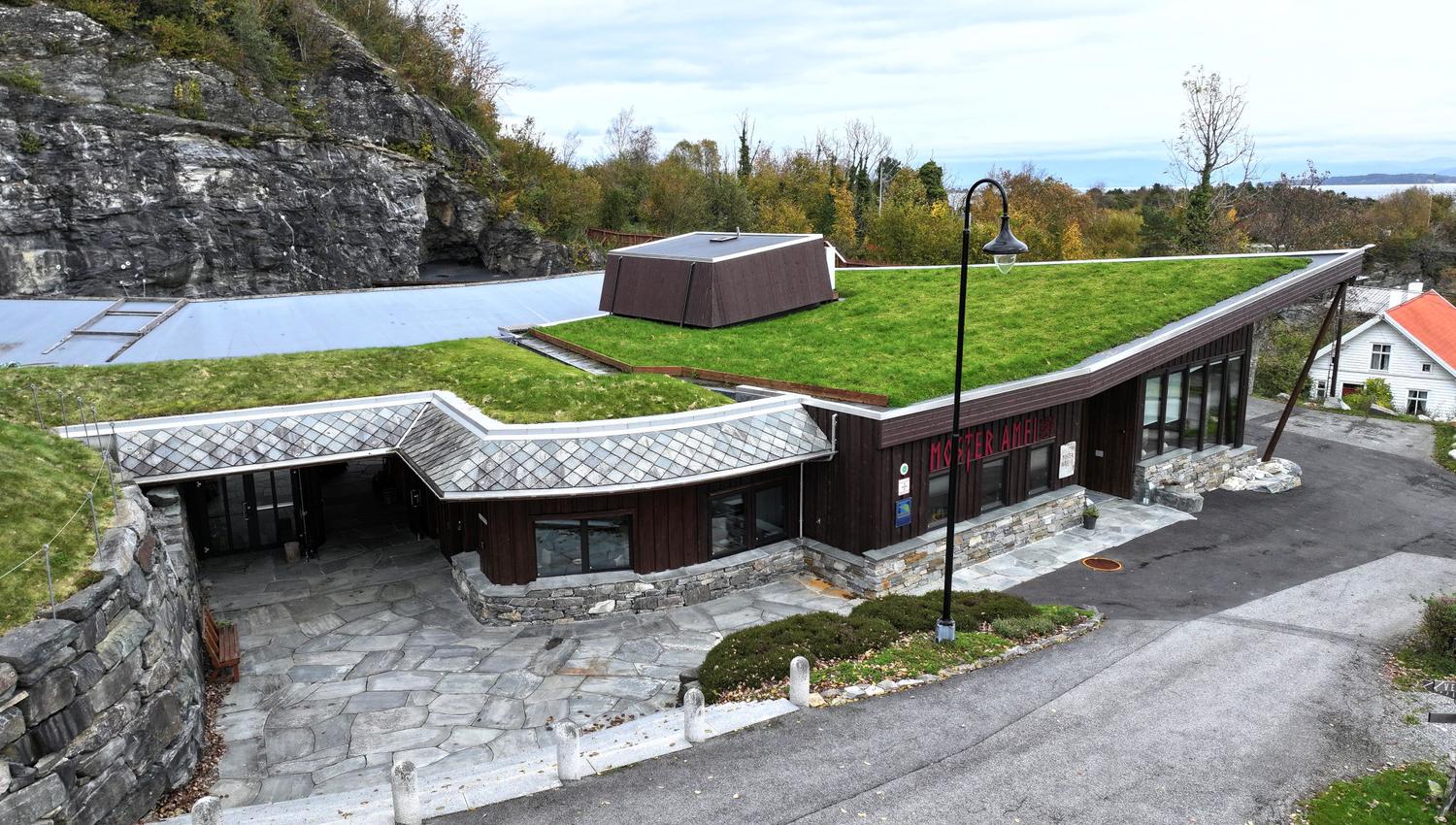 Entrance, Moster Amfi