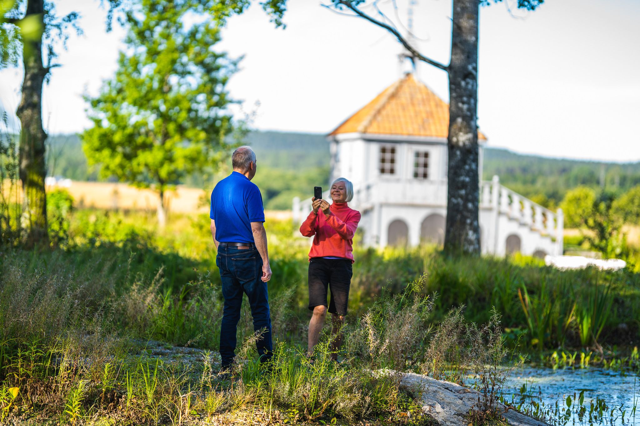 Kvinne tar bilde av mann