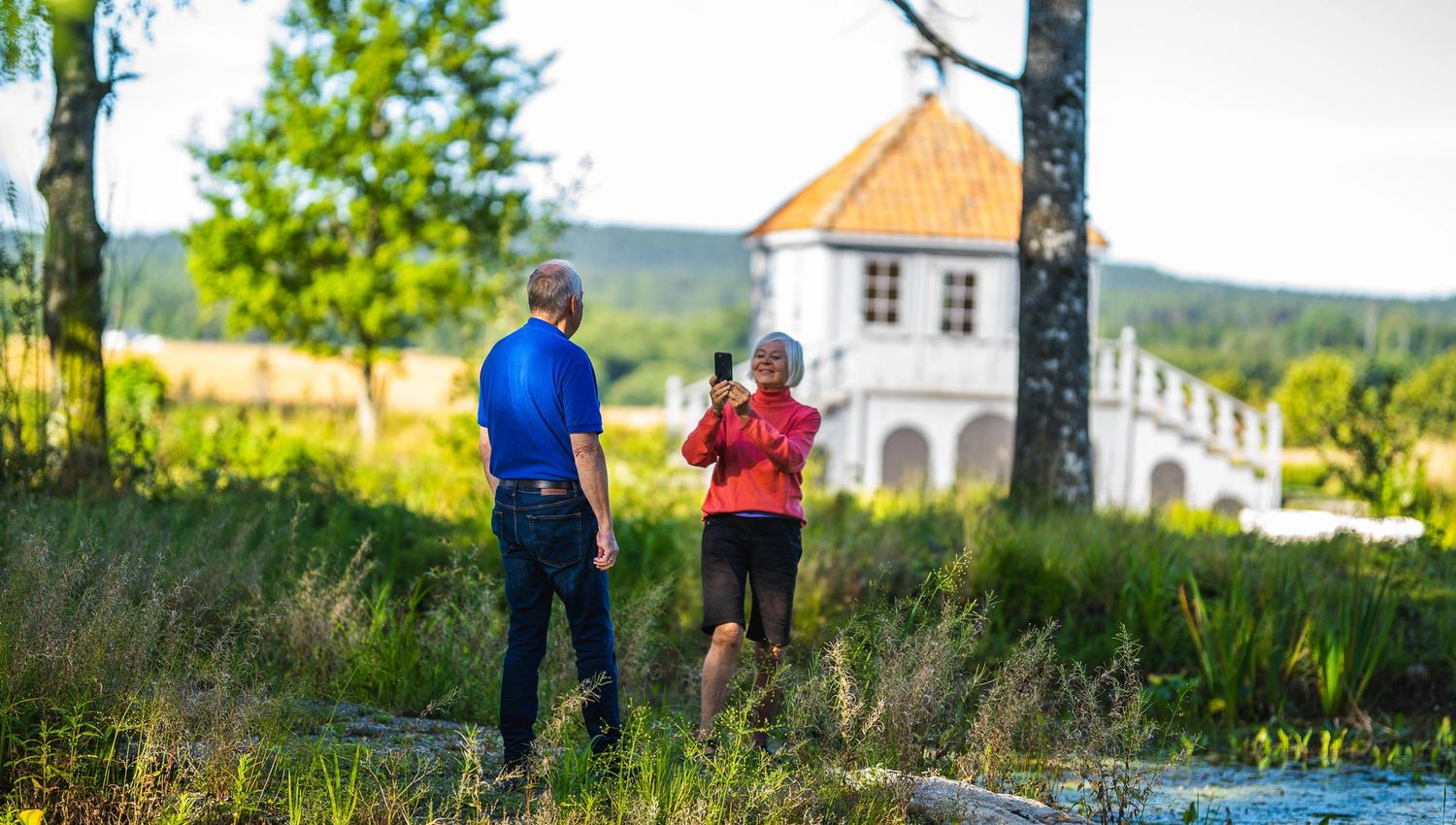 Kvinne tar bilde av mann