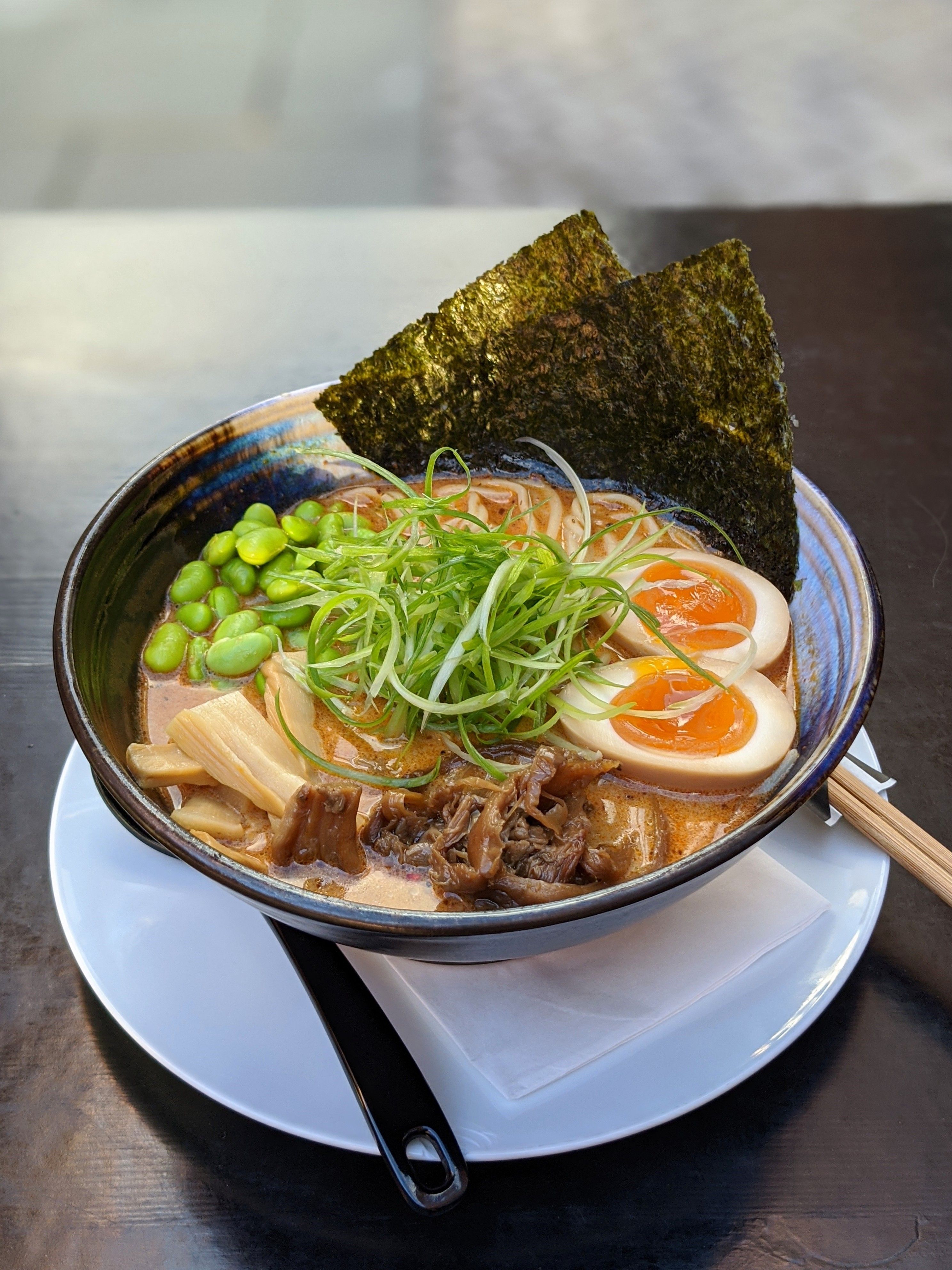 Detaljbilde av ramen i en sort skål.