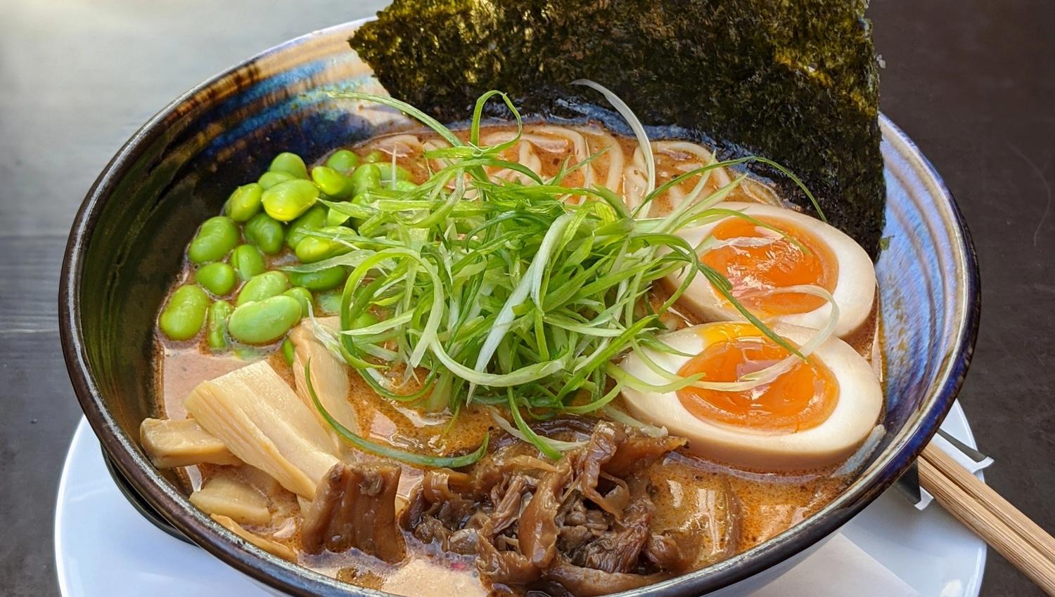 Detaljbilde av ramen i en sort skål.