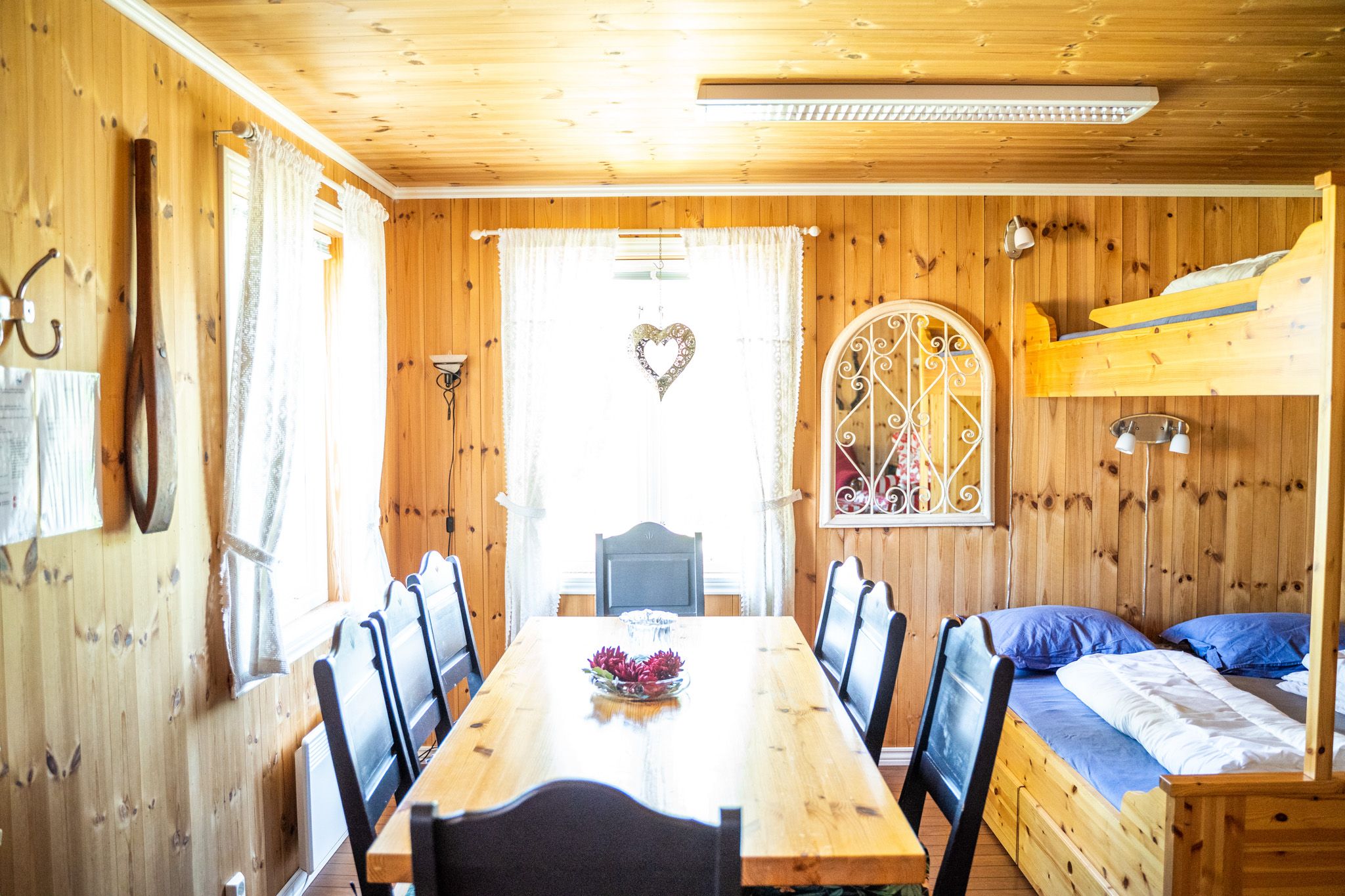spisestue med bord og stoler