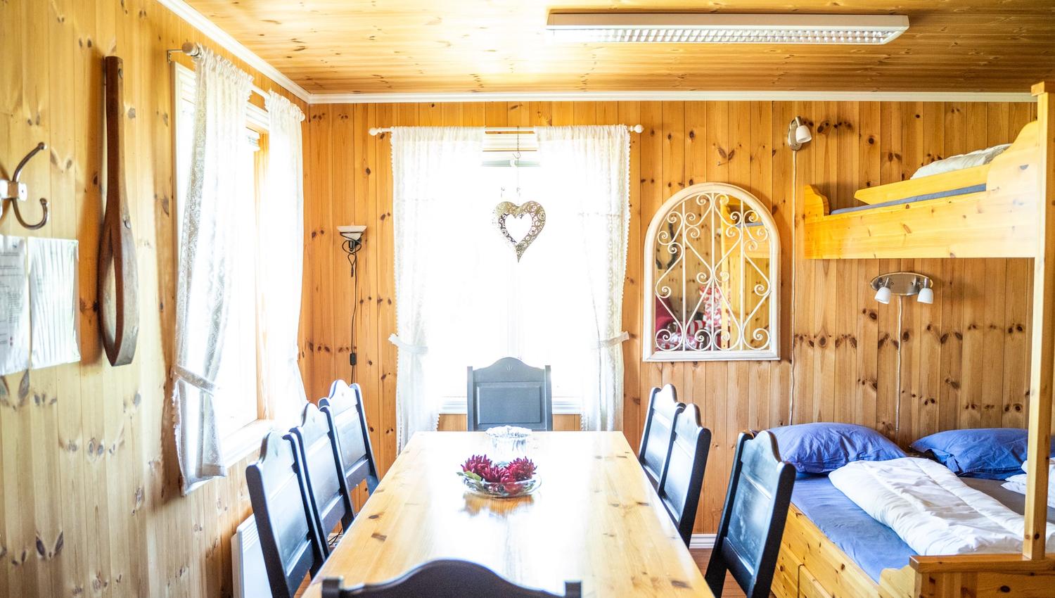 spisestue med bord og stoler