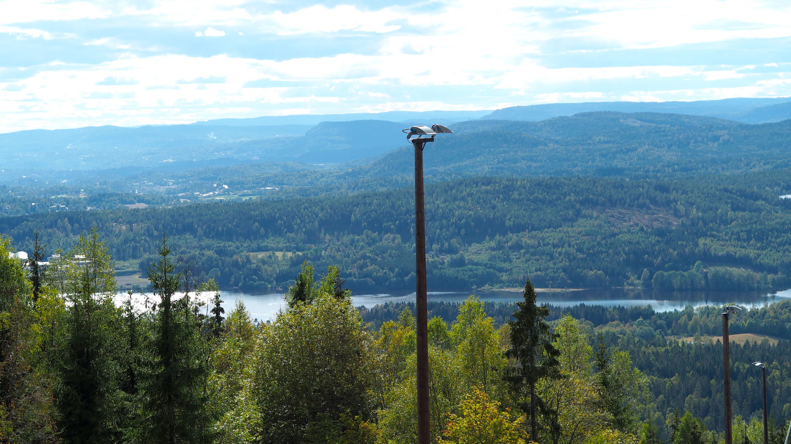 Lyktestolpe i bakken.