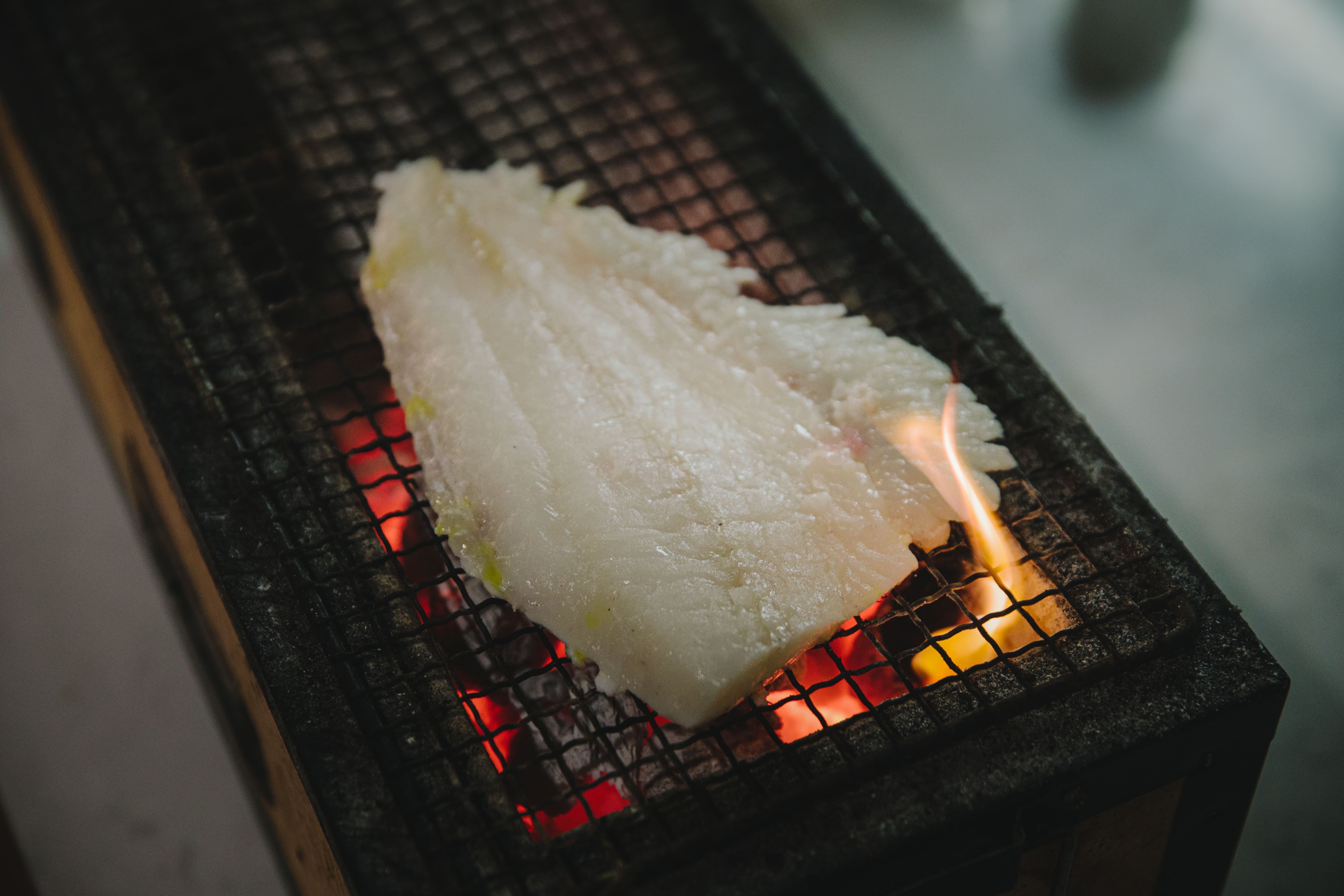 Fisk grilles på en habachi grill
