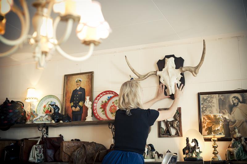 Diverse gamle bilder, tallerkener og nipsfigurer.