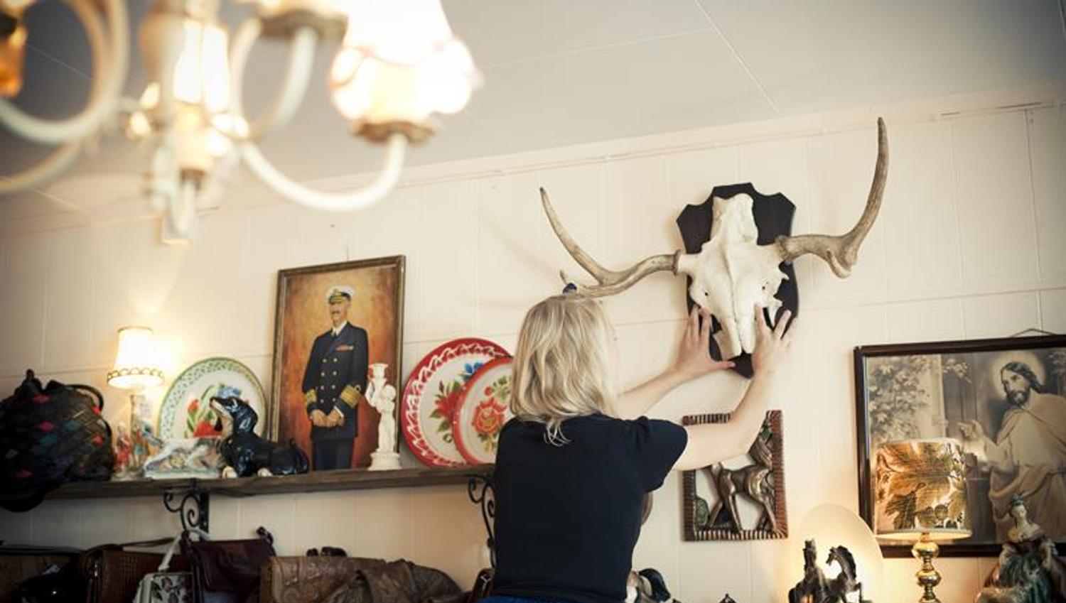 Diverse gamle bilder, tallerkener og nipsfigurer.