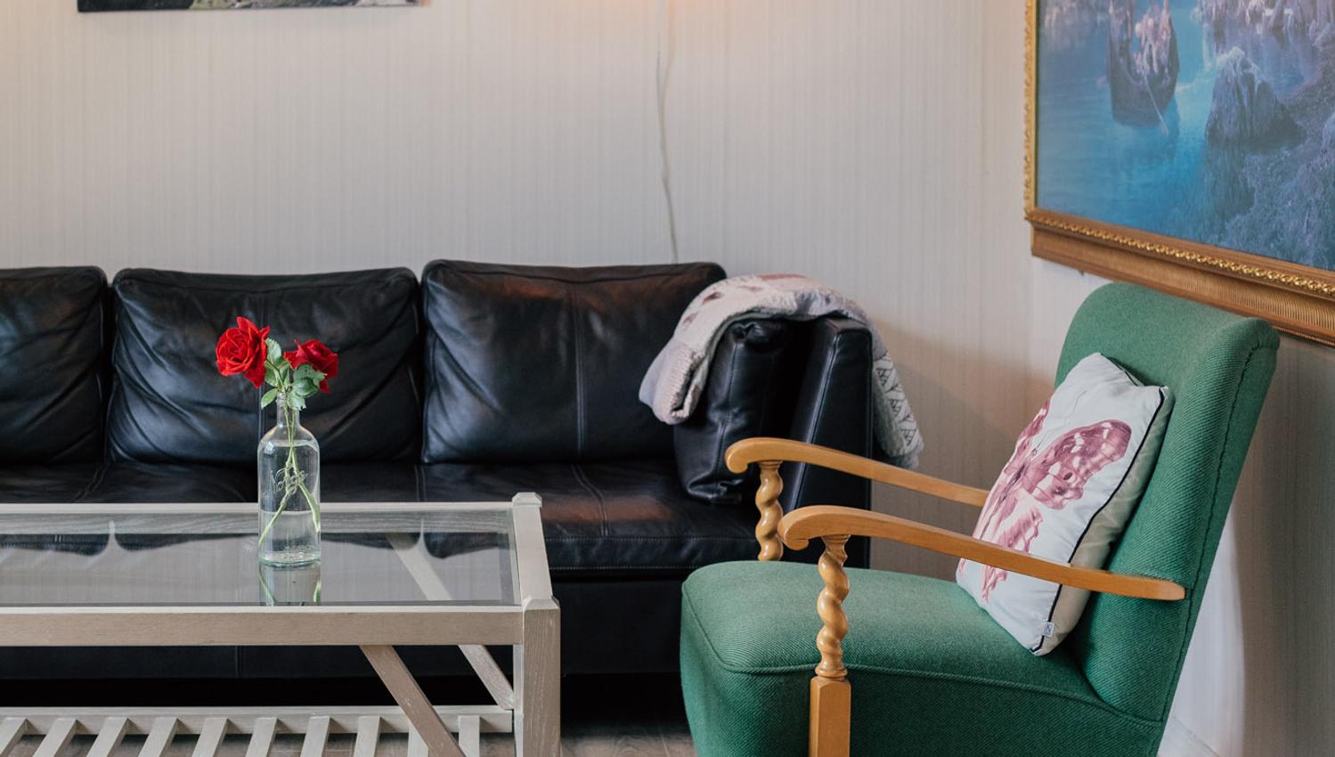 Living room at Stana Farm with traditional Norwegian decor and fjord view – a cozy place to relax after a day in Hardanger.