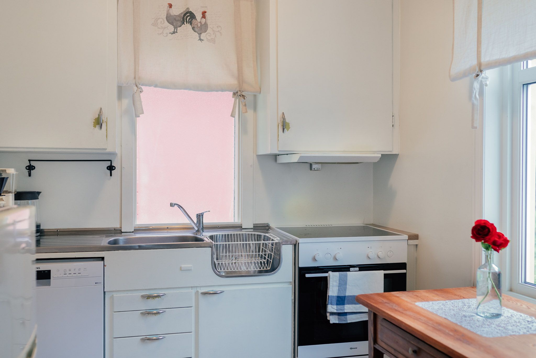 Cozy and fully equipped kitchen at Stana Farm – ideal for self-catering during your fjord getaway.