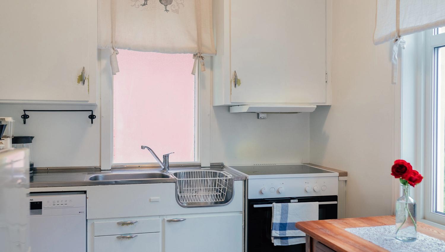 Cozy and fully equipped kitchen at Stana Farm – ideal for self-catering during your fjord getaway.