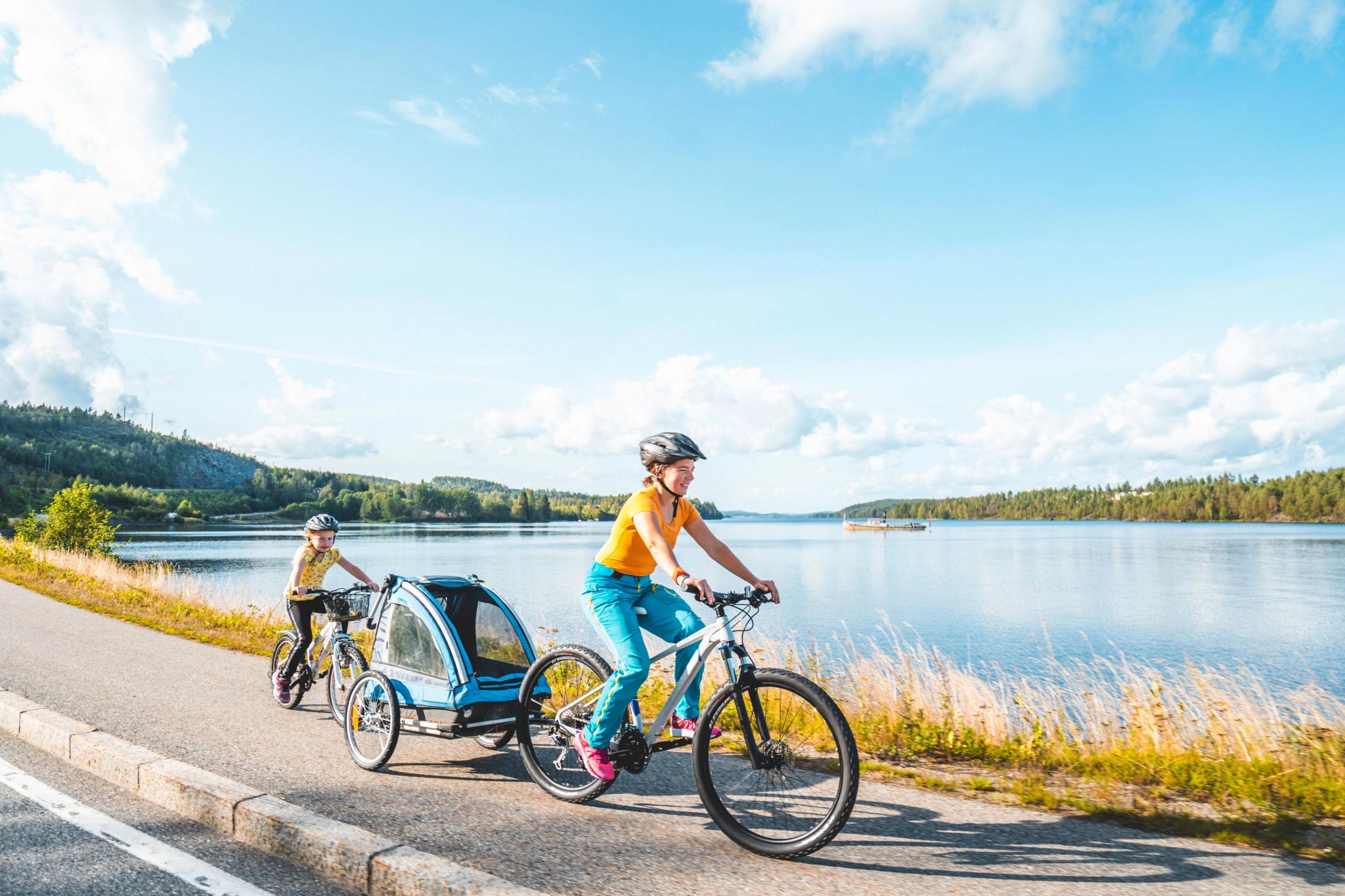 Two cyclists by Rødenessjøen