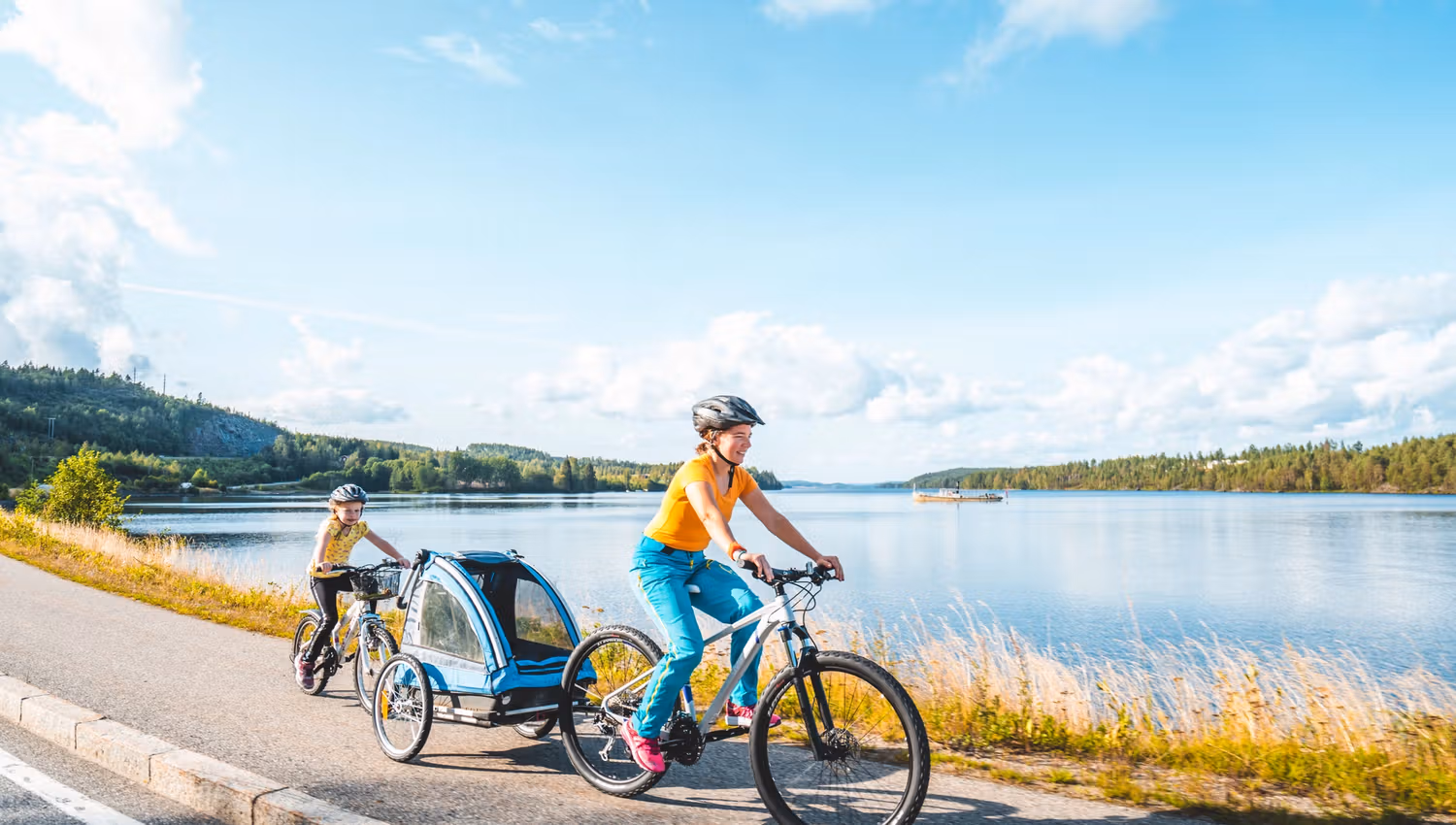 Two cyclists by Rødenessjøen
