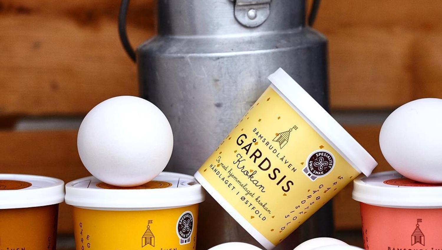 Gårdsis og egg foran melkespann