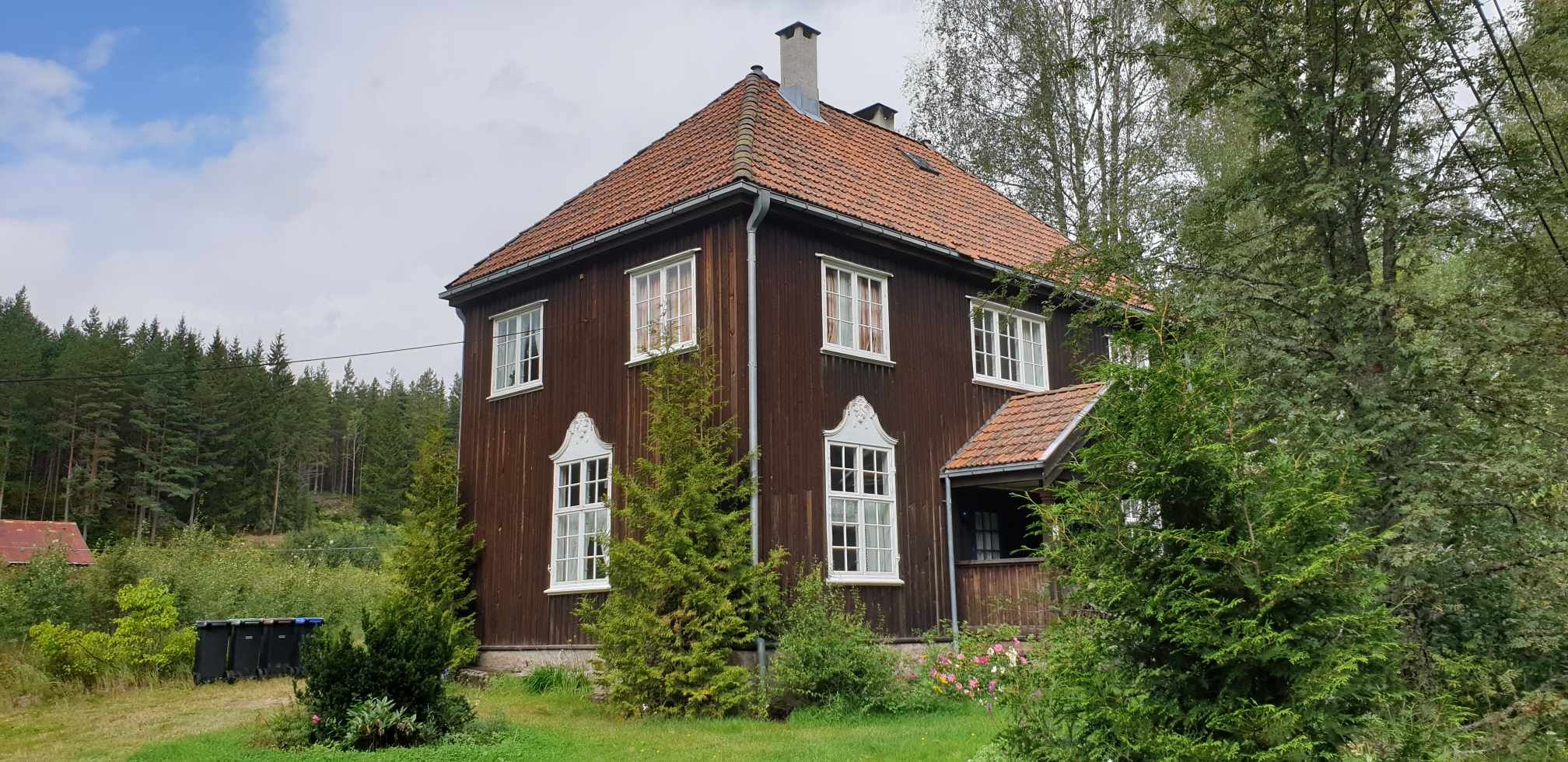 Brunt hus