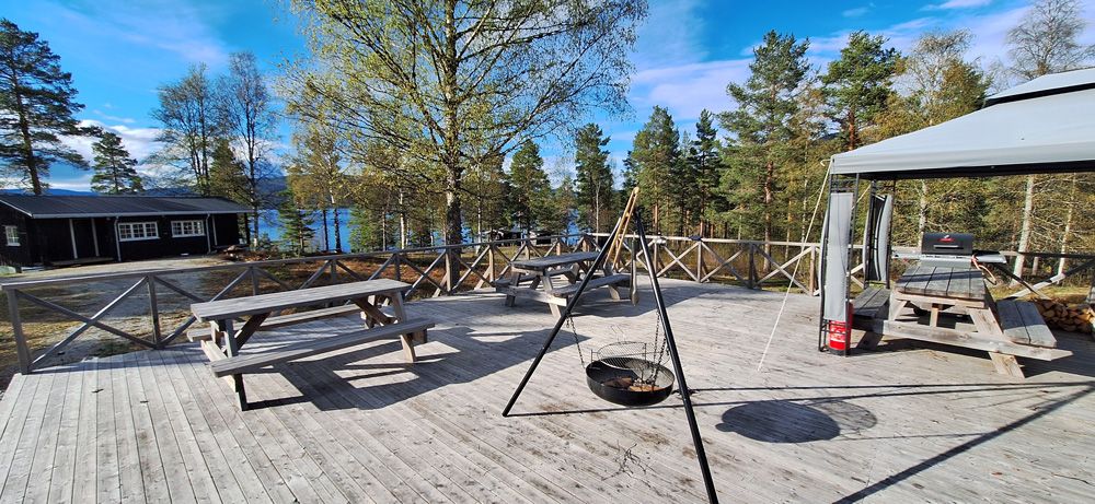 stor terrasse med sittemuligheter og bålplass