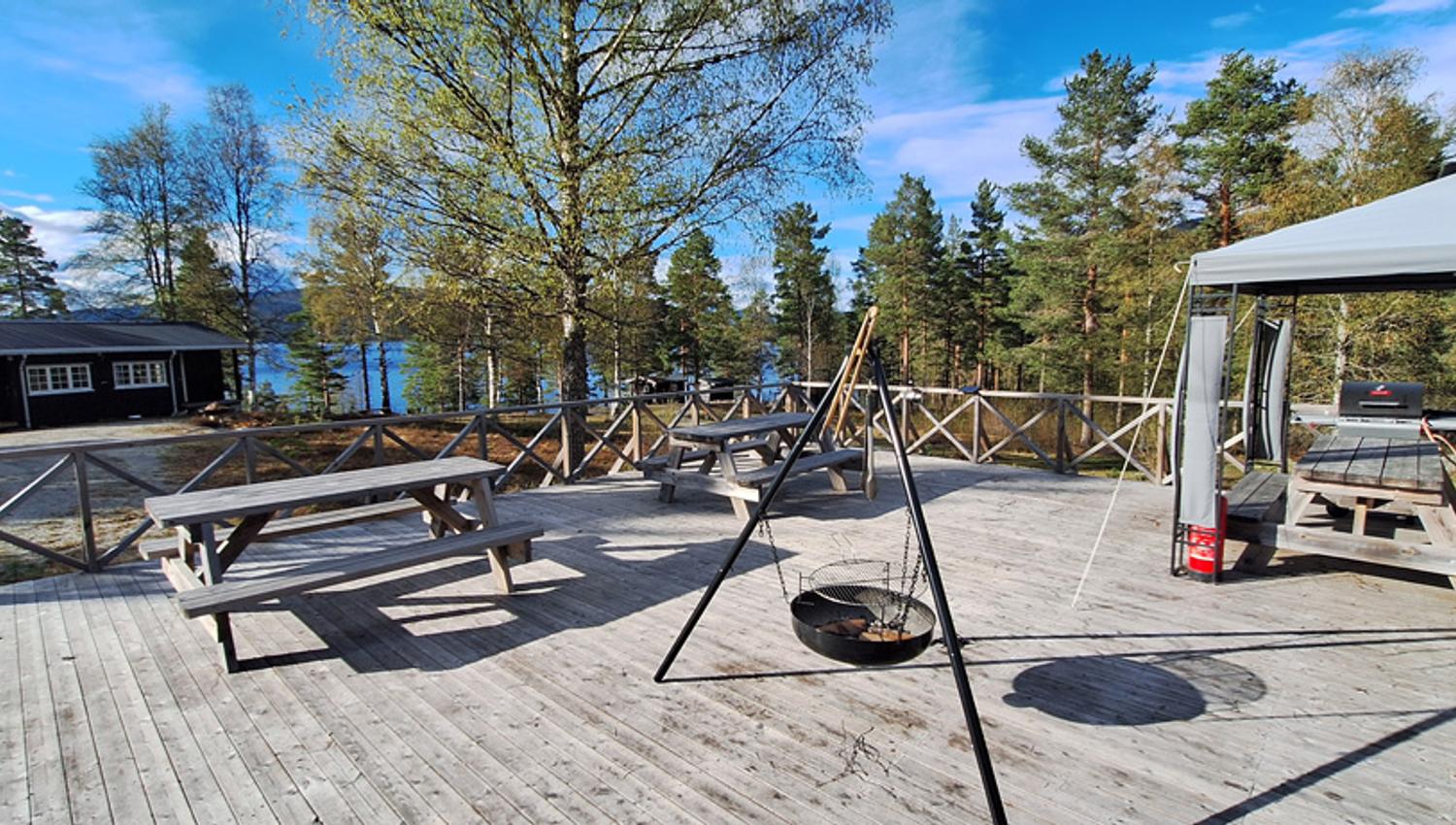 stor terrasse med sittemuligheter og bålplass