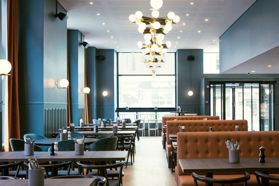Restaurant Kaffistova..Bord og stoler. Hotell Bondeheimen, Oslo. Foto