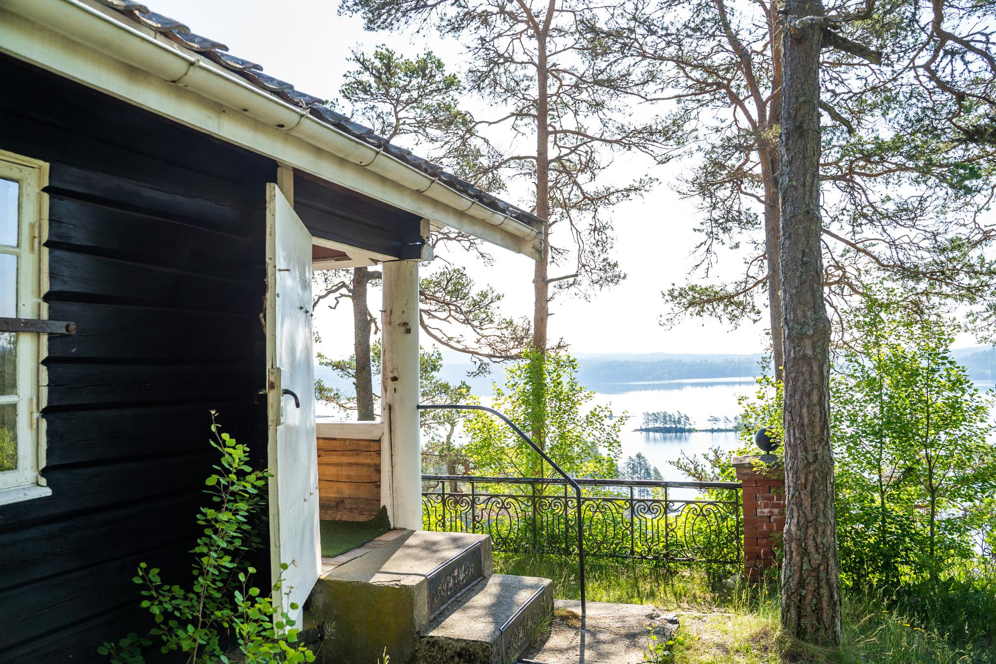 Hytte og sjøutsikt