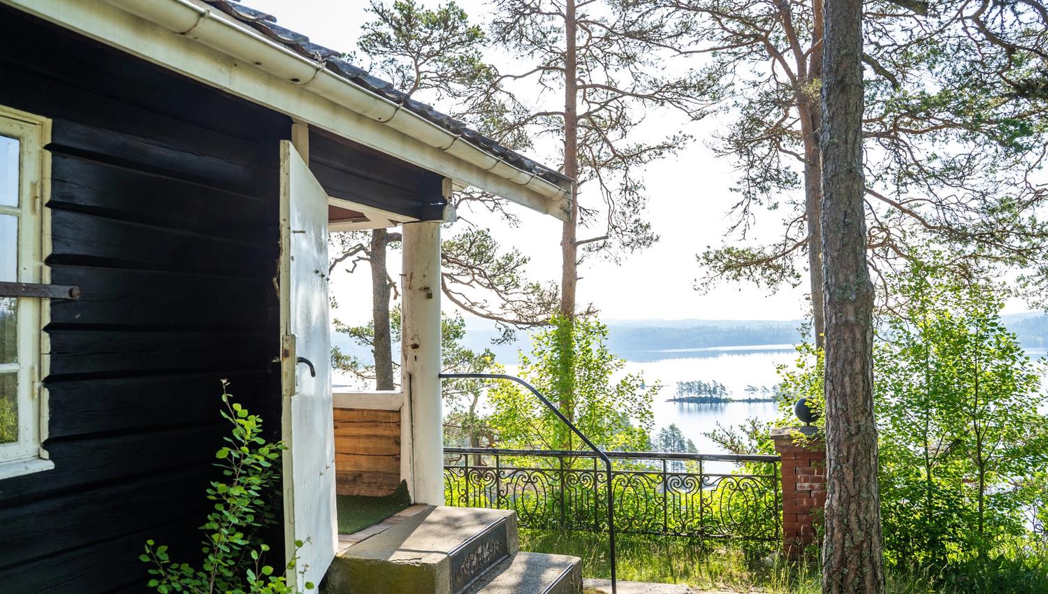 Hytte og sjøutsikt