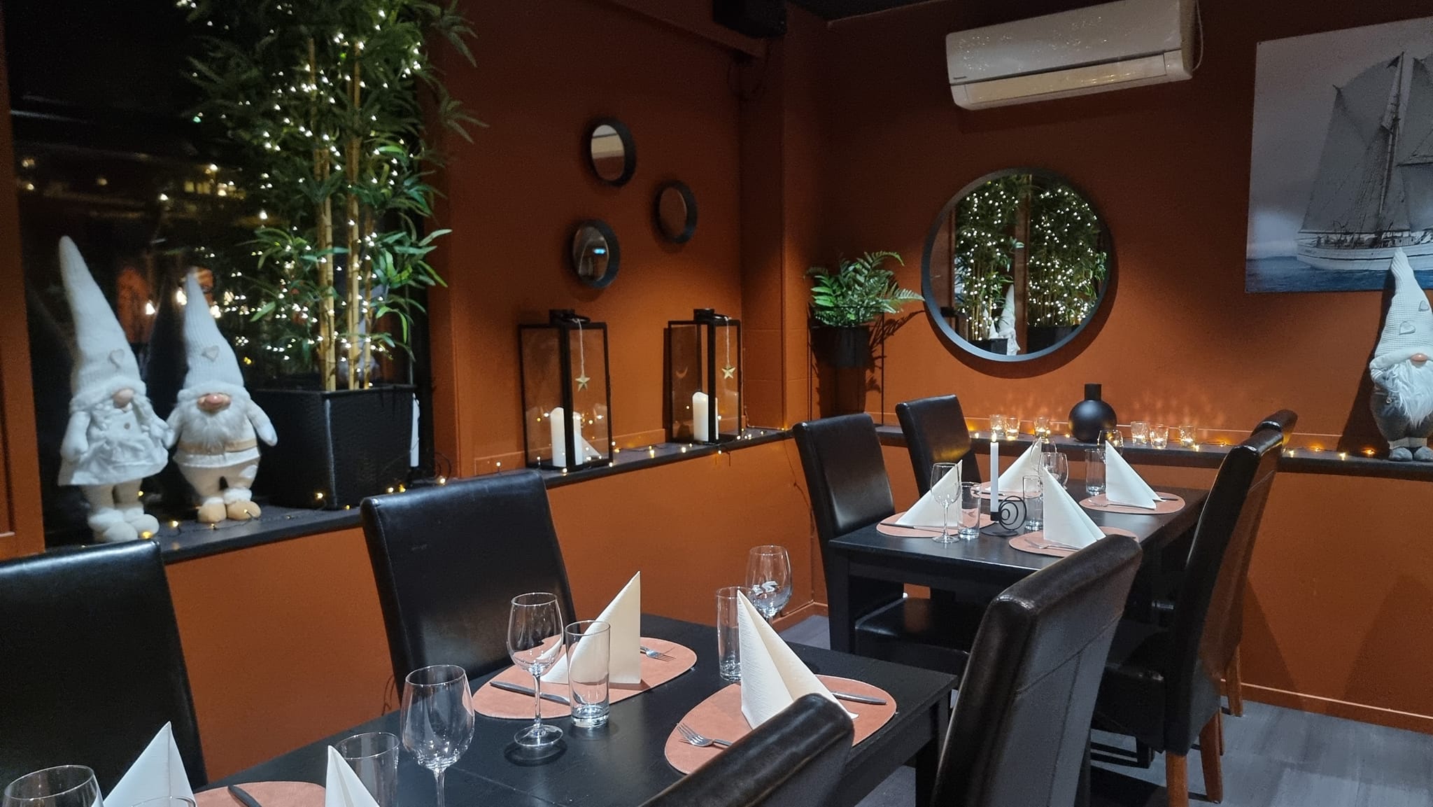 Ei stemningsfull restaurantoppleving hos Gjøa Sjømat, med varmt interiør og dekorasjonar som gjev ein koseleg atmosfære.