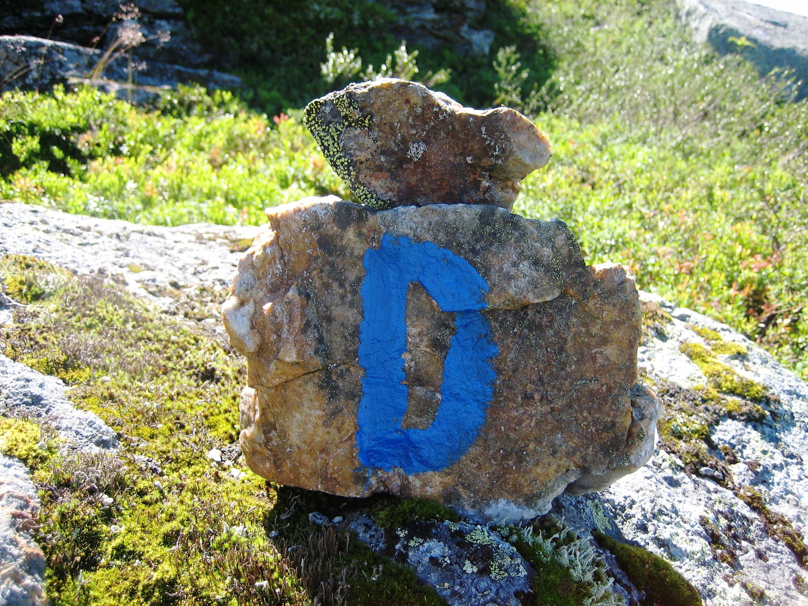 Trail marker for the Queen’s Trail (Dronningstien) in Hardanger – popular mountain hike with views of fjord and glacier.