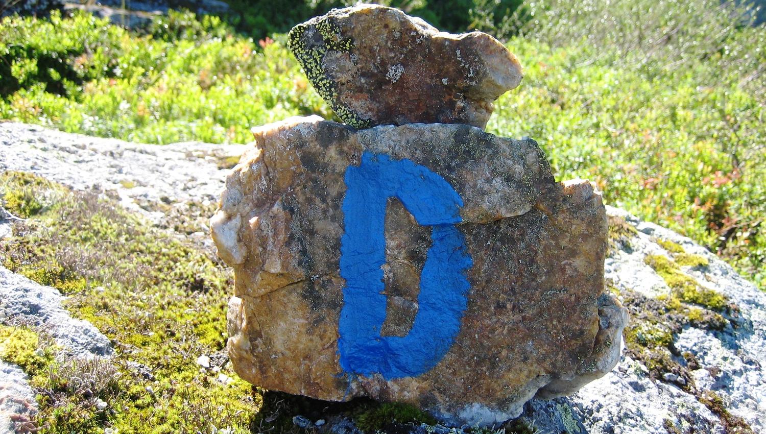 Trail marker for the Queen’s Trail (Dronningstien) in Hardanger – popular mountain hike with views of fjord and glacier.