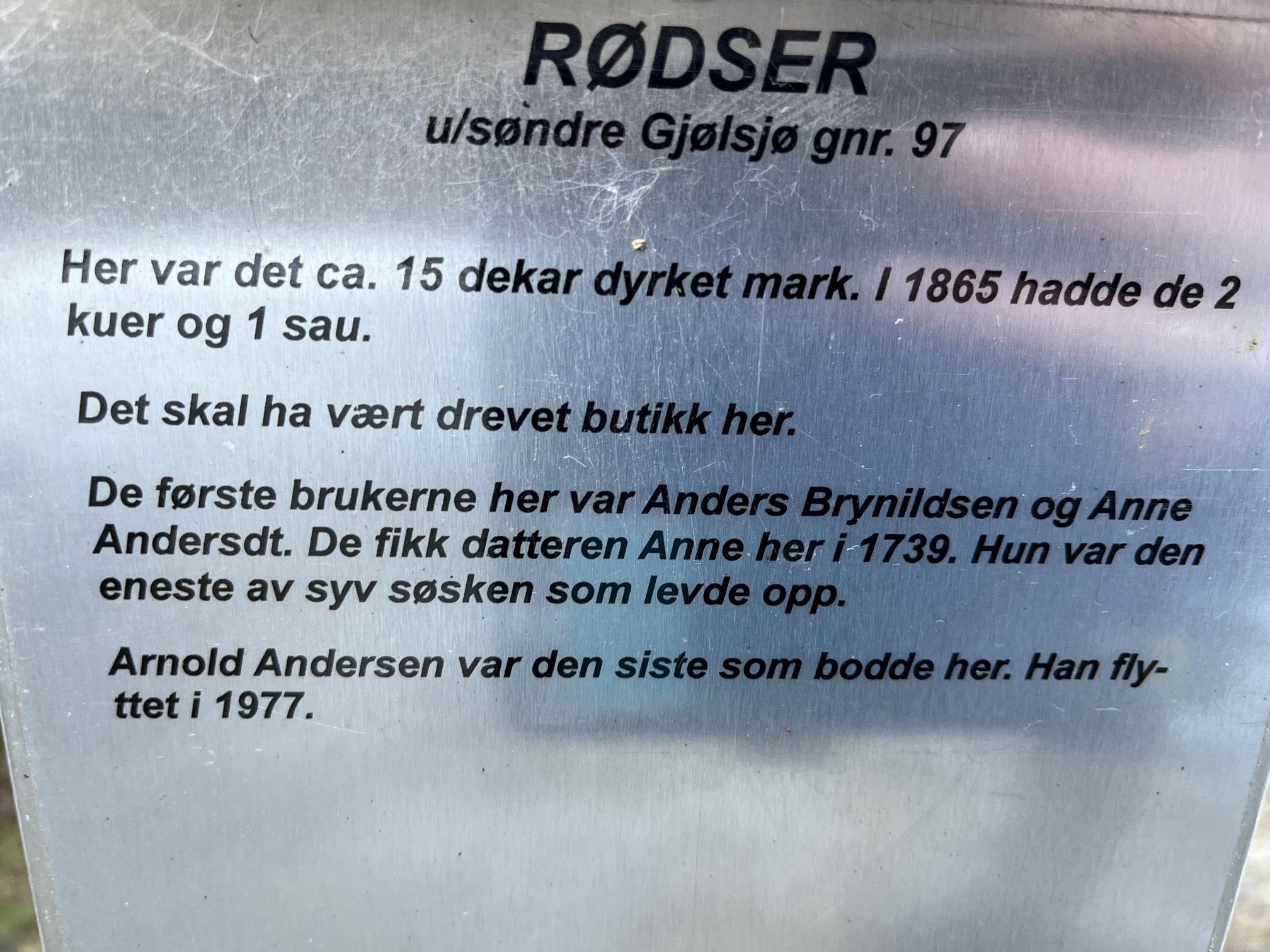 Rødser - Her var det 15 dekar dyrket mark. En av 7 søsken levde opp. De hadde 2 kuer og 1 sau. Siste flyttet ut i 1977.