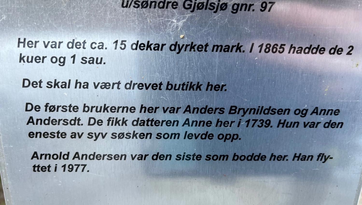 Rødser - Her var det 15 dekar dyrket mark. En av 7 søsken levde opp. De hadde 2 kuer og 1 sau. Siste flyttet ut i 1977.