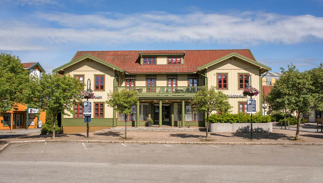 Veiberggården – a large house in a small town with green and red window frames