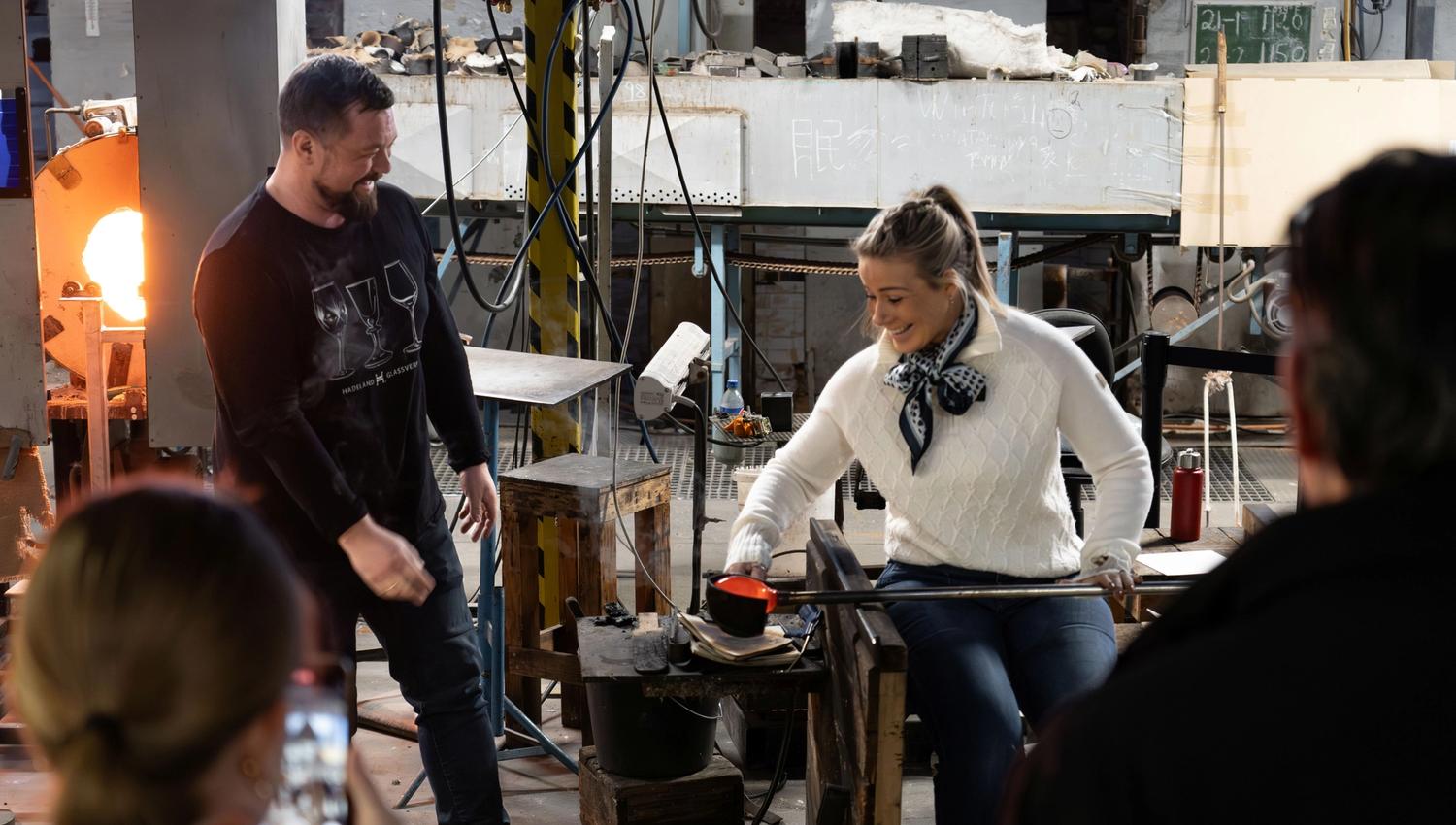 Konferansegruppe på Hadeland Glassverk. Gjest får prøve glassblåsing