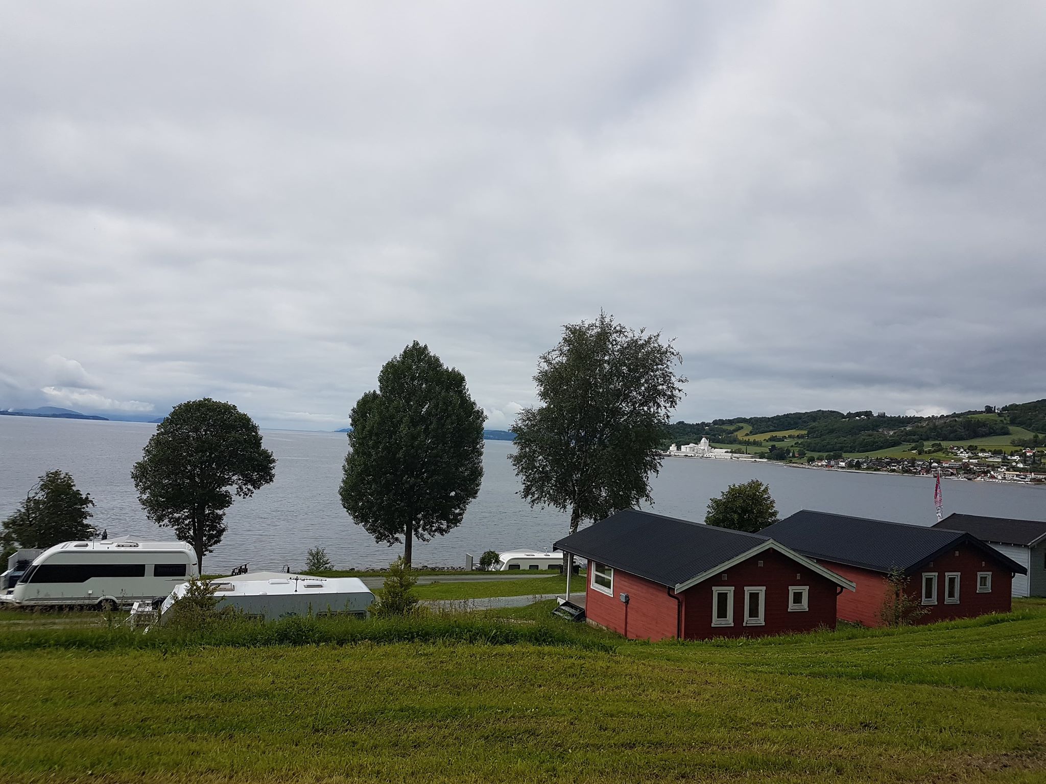Utsikten fra en av de røde hyttene