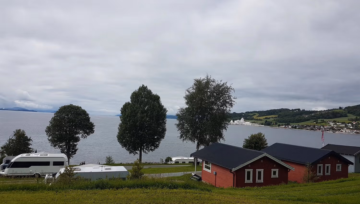 Utsikten fra en av de røde hyttene