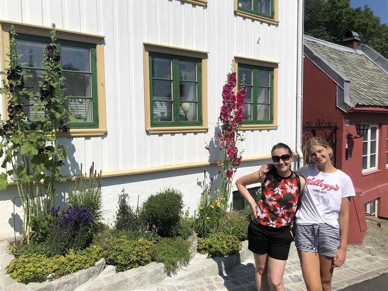 Two persons posing on Telthusbakken