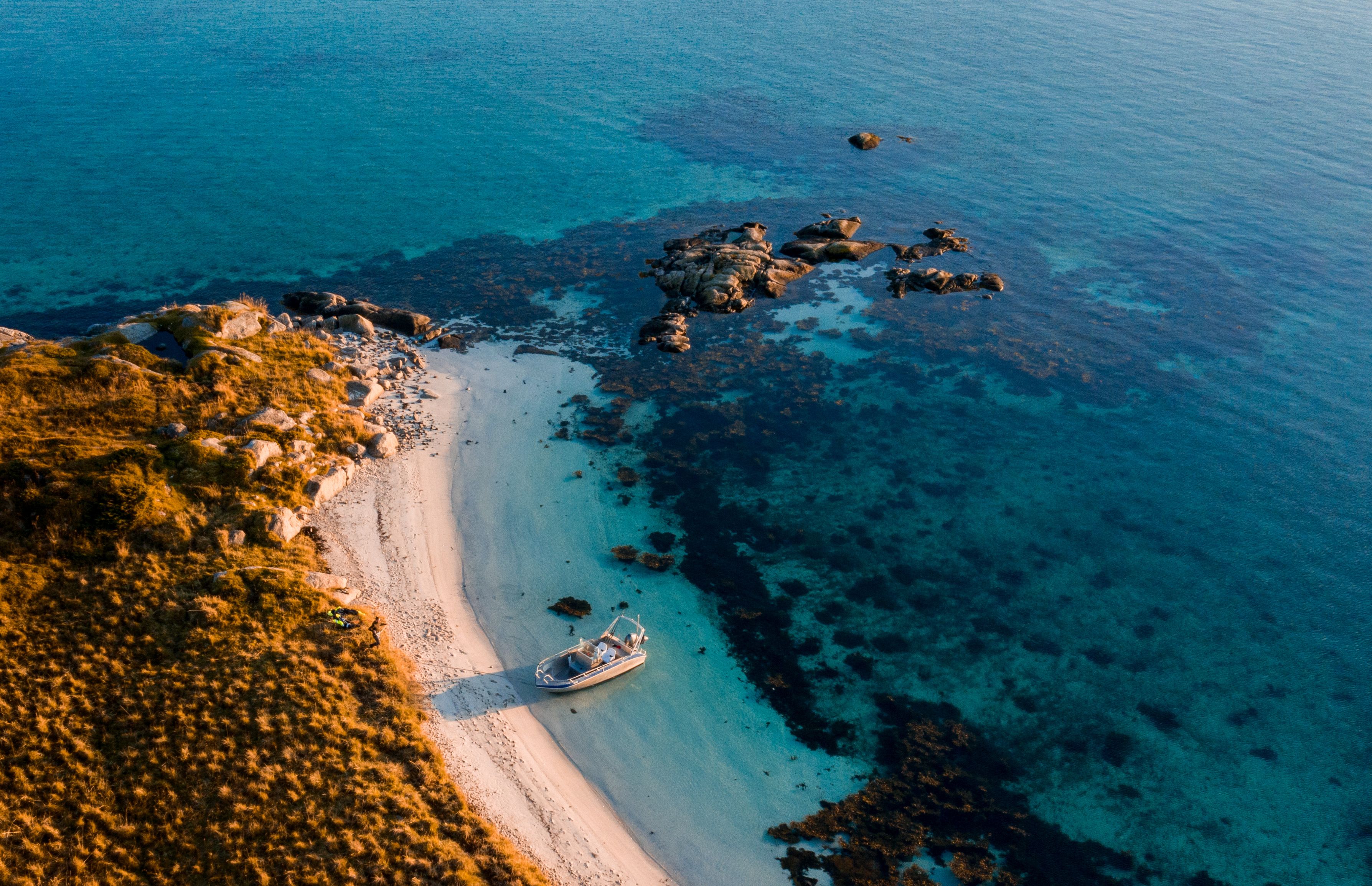 Arcticoncepts-Harstad-boat-beach-blue water-off the grid-fishing- foto Büttner-David