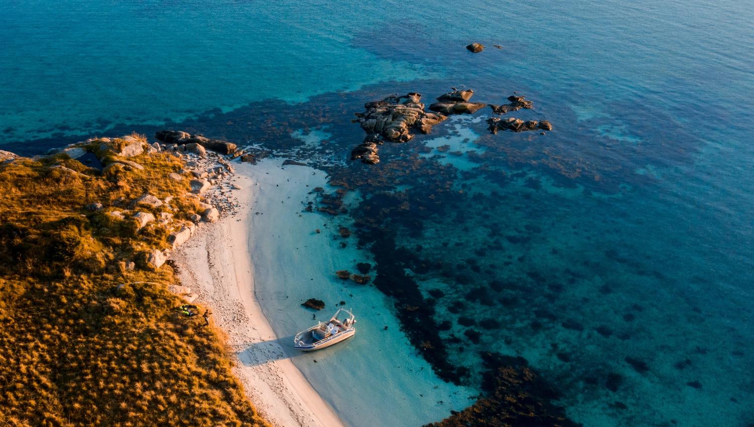Arcticoncepts-Harstad-boat-beach-blue water-off the grid-fishing- foto Büttner-David