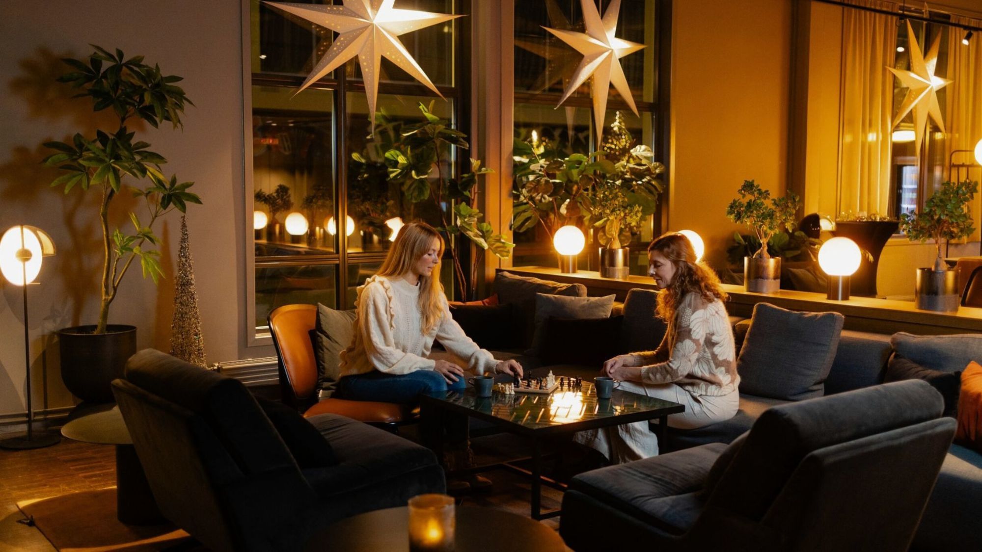 Spiller sjakk i lobbyen på hotellet.