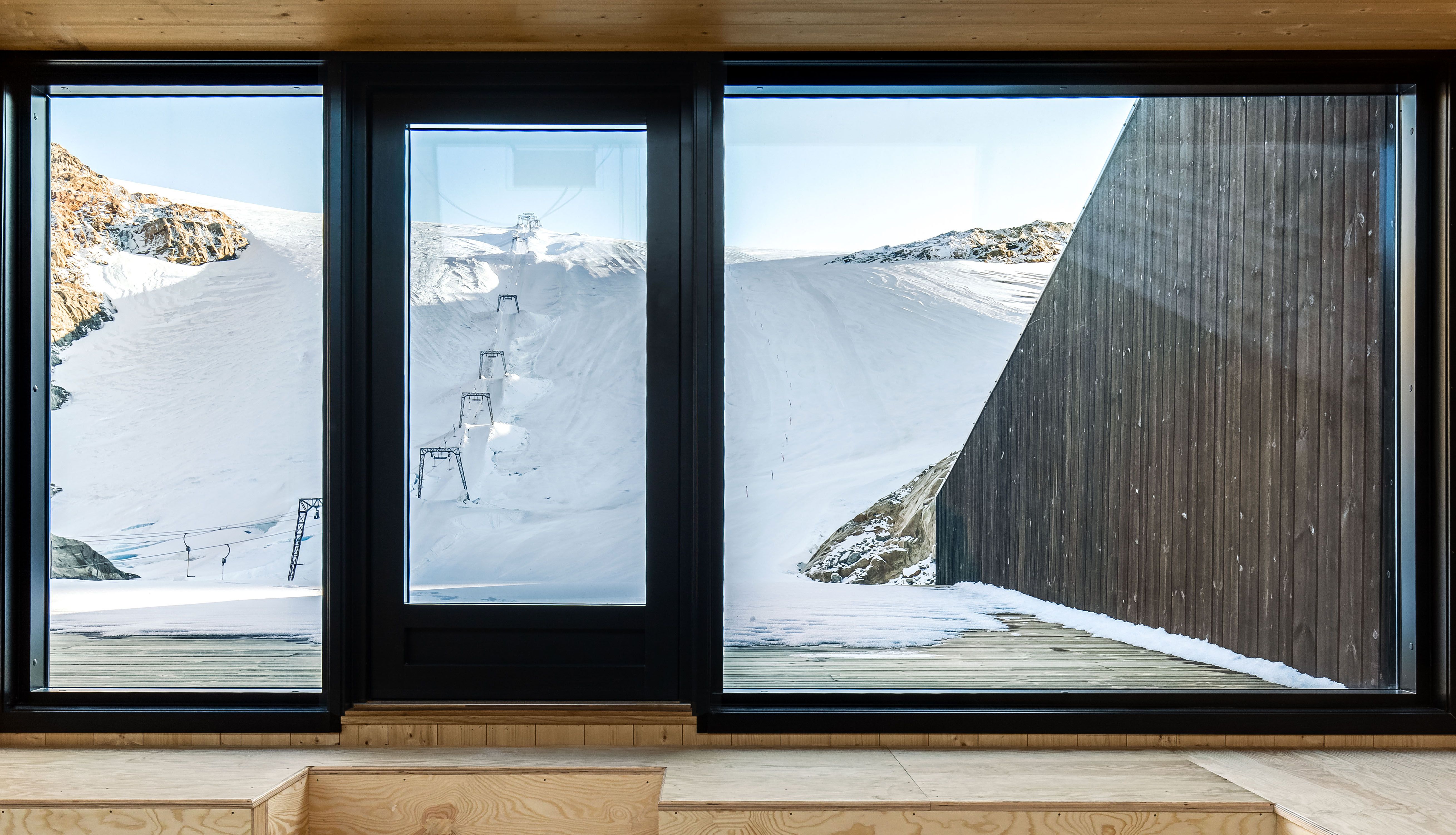Store vindauge på Fonna1199 som gjev panoramautsikt til isbreen og fjellområda utanfor