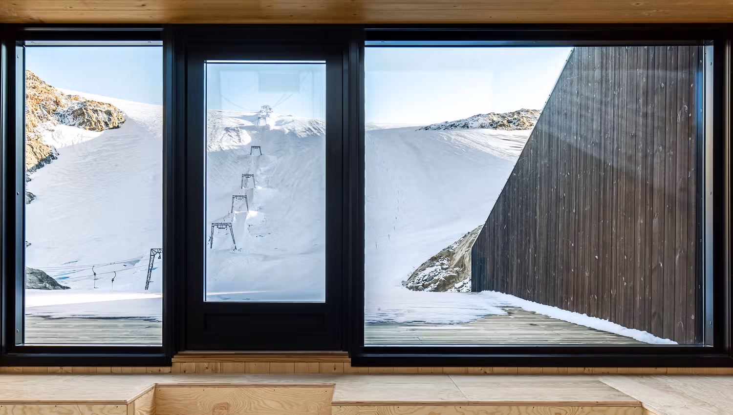 Store vindauge på Fonna1199 som gjev panoramautsikt til isbreen og fjellområda utanfor