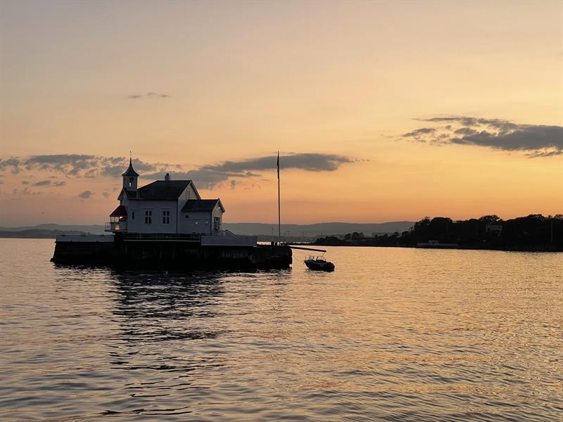 Dyna fyr i solnedgang