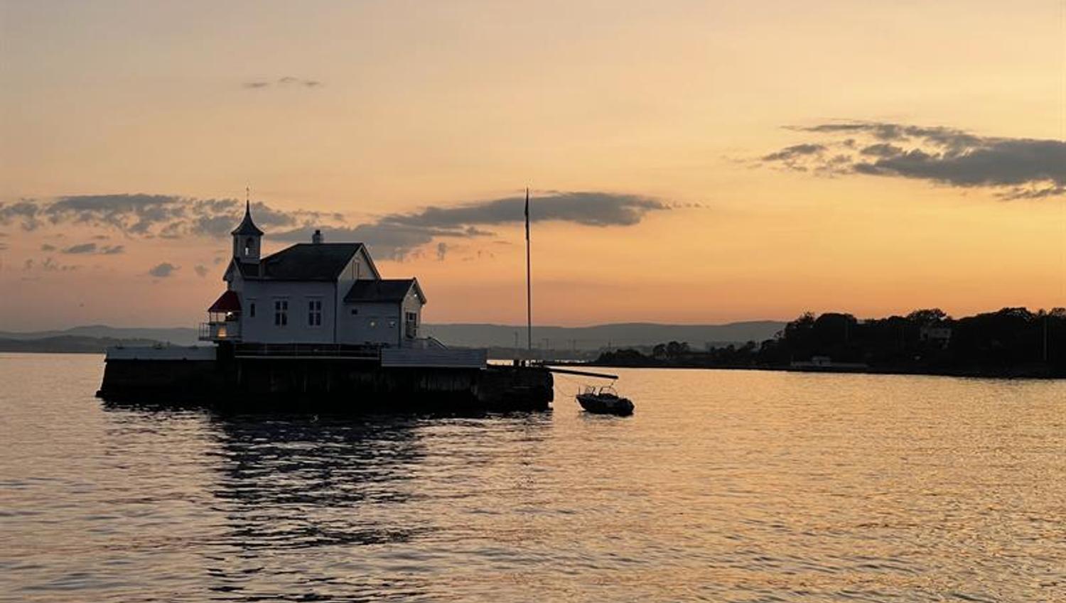 Dyna fyr i solnedgang