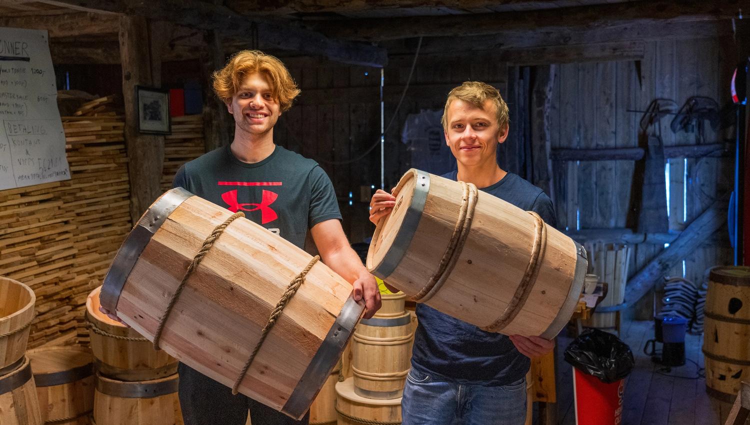 Ansatte holder tønner