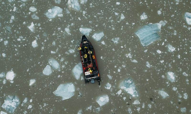 Dronephoto of rib between drifitng ice