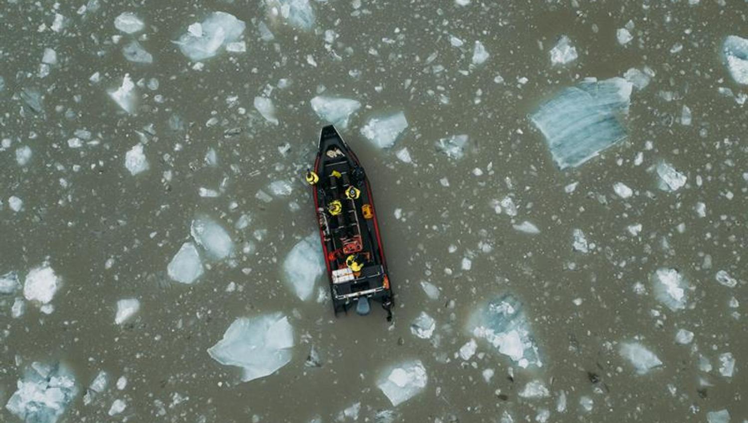 Dronephoto of rib between drifitng ice