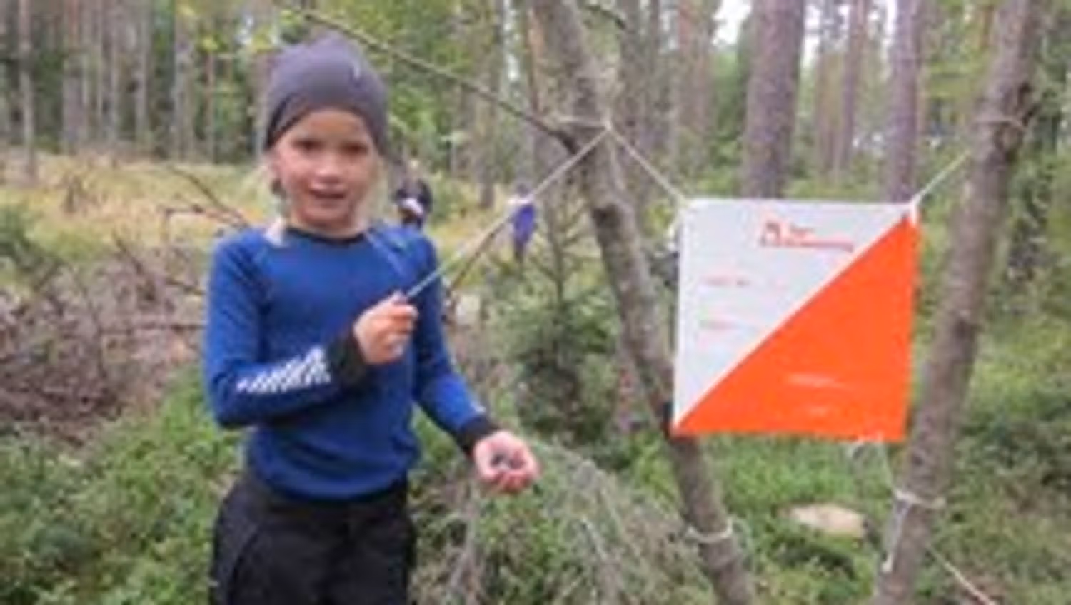 Jente ved en orienteringspost