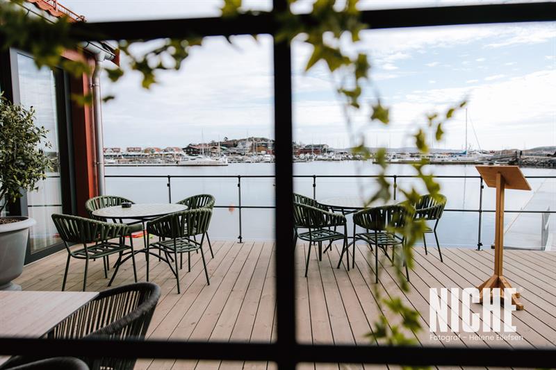 View to the outdoor tables