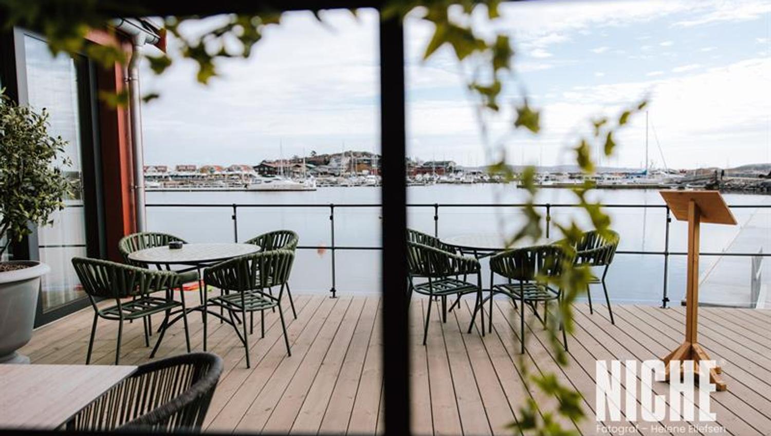 View to the outdoor tables