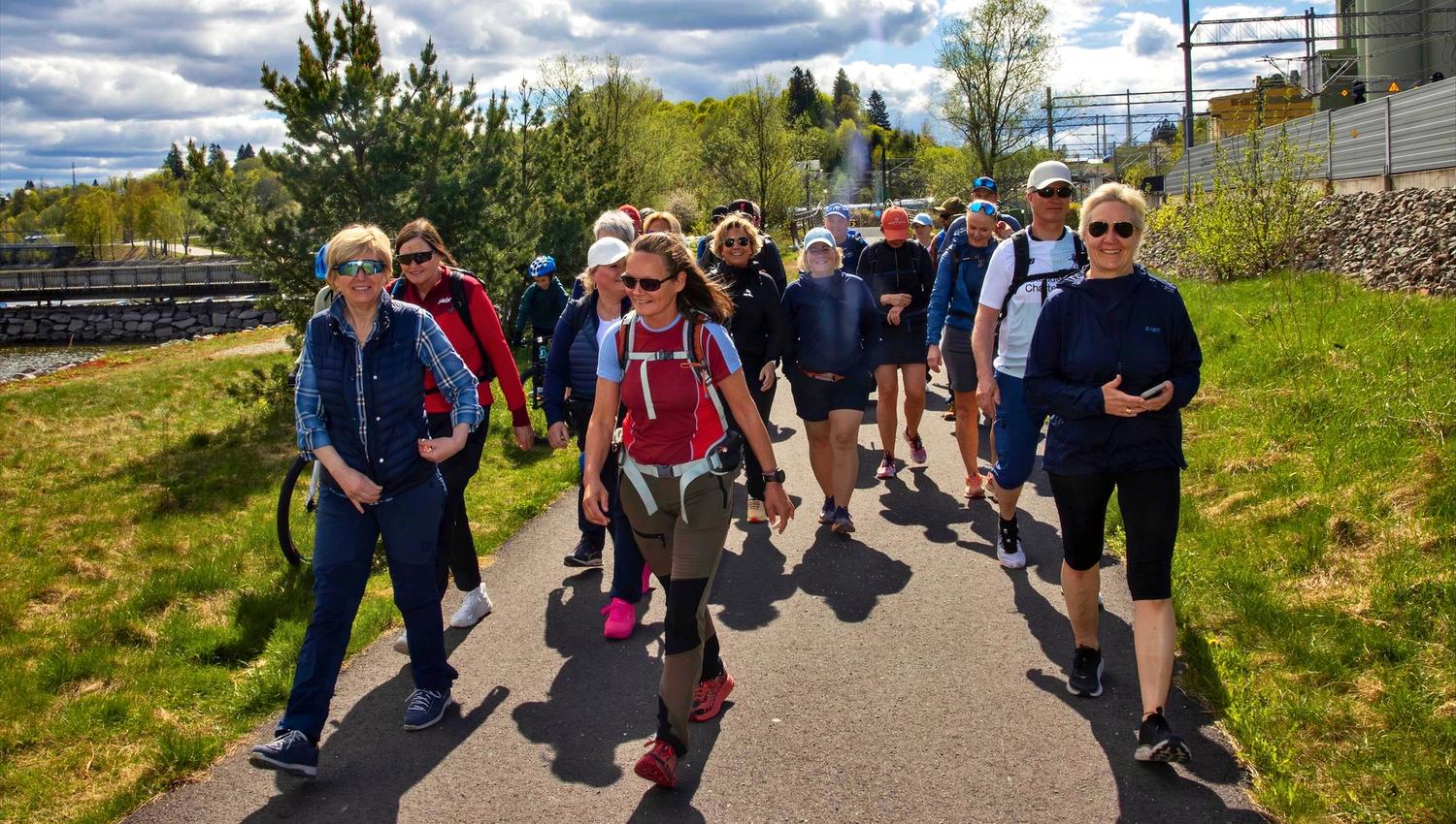 damer og menn som går langs en turvei